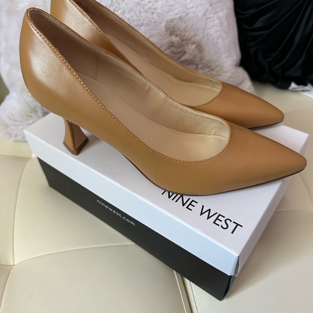 Nine West Tan Heels Classic Pointed-Toe Pumps size 8 medium
